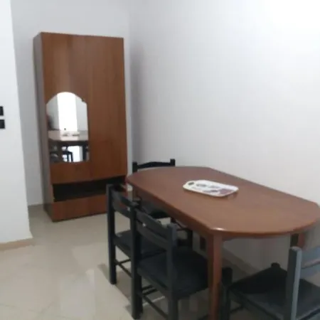 2 Bedroom 15 Min By Bus To Center Appartamento