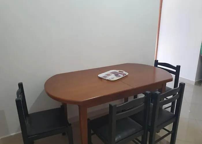 2 Bedroom 15 Min By Bus To Center * 地拉那